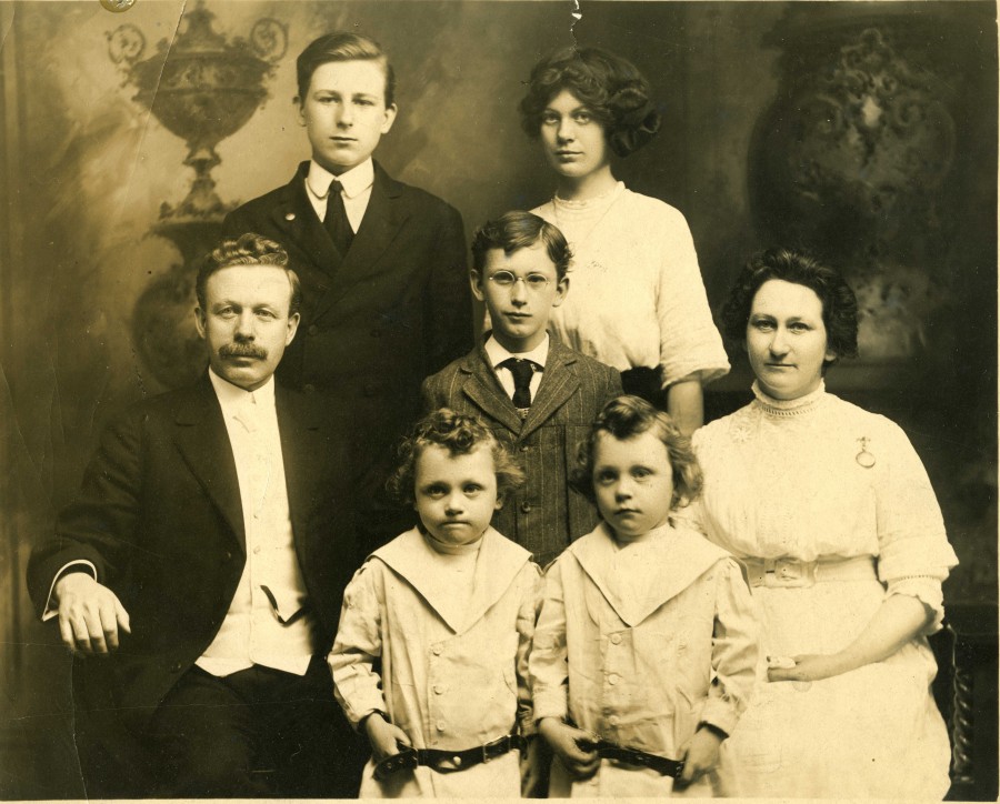 5. 1913년 노블가족사진.jpg